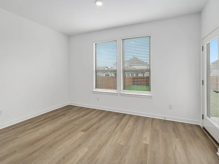109 Ventura Dr — Photo 5