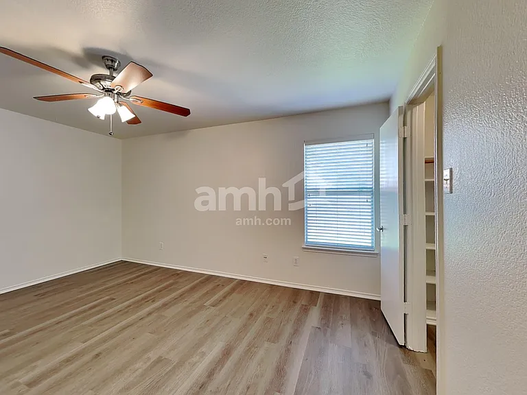 532 Winbridge Ln — Photo 10