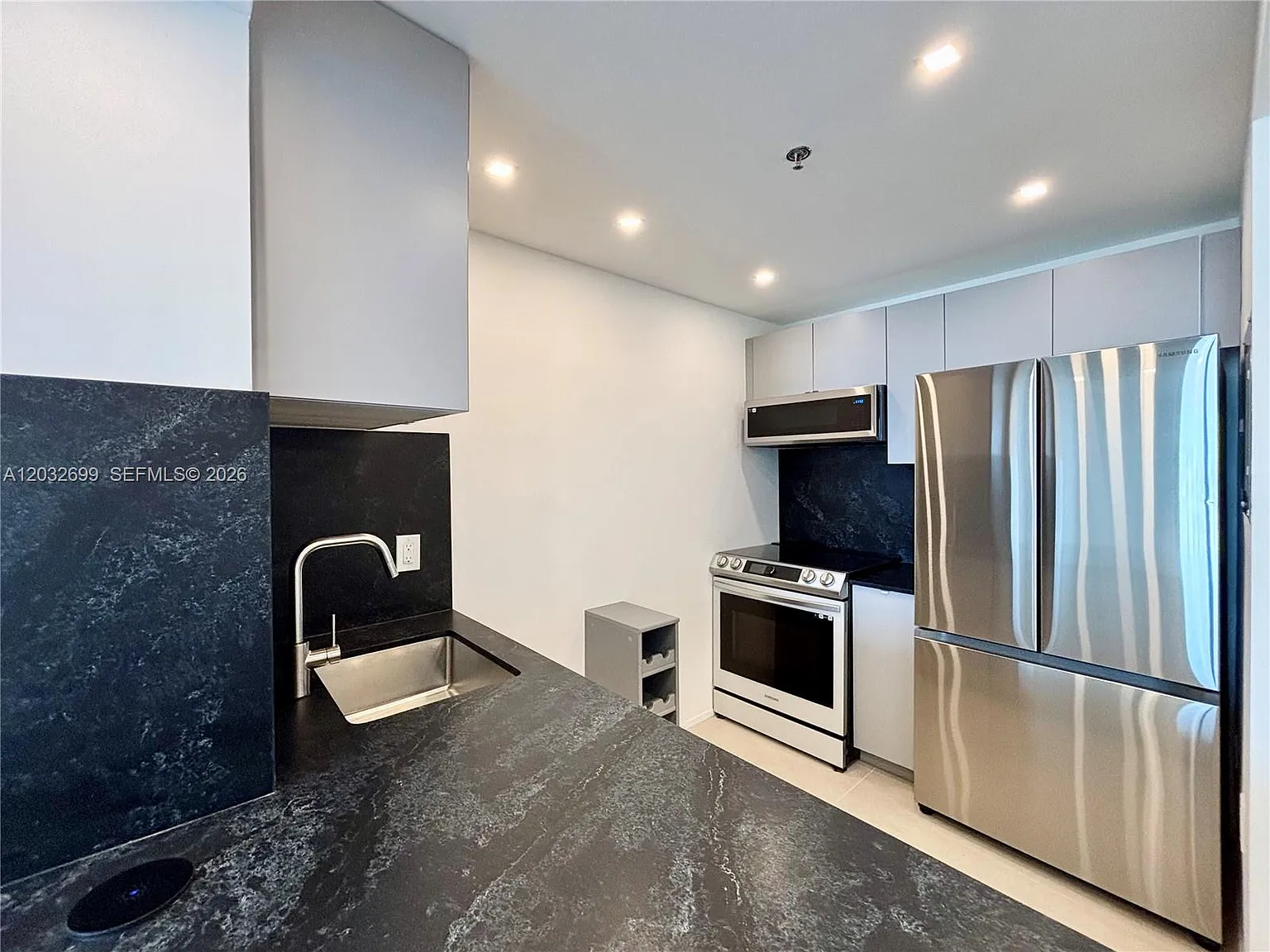 Clearview Towers Condo — Photo 4