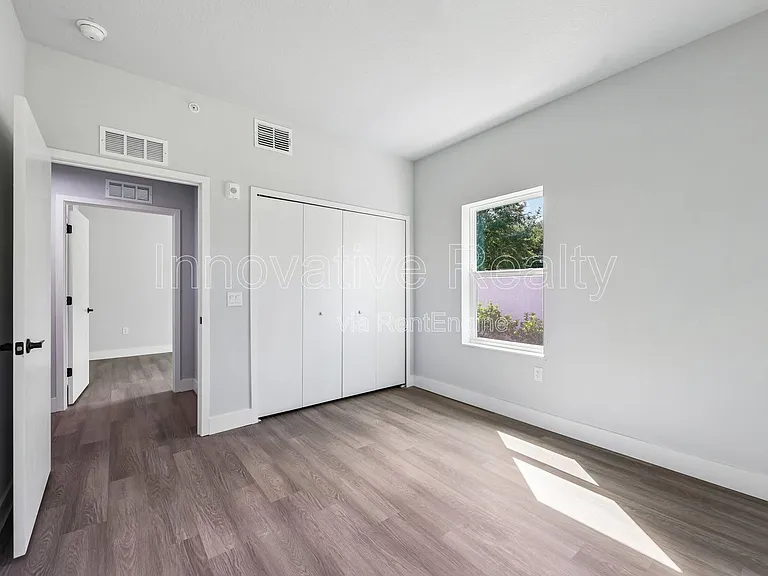 Las Palmas Apartments — Photo 30