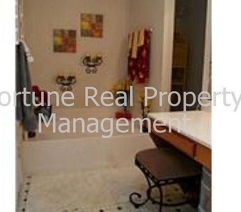 5th image of 233 Tulip Ln