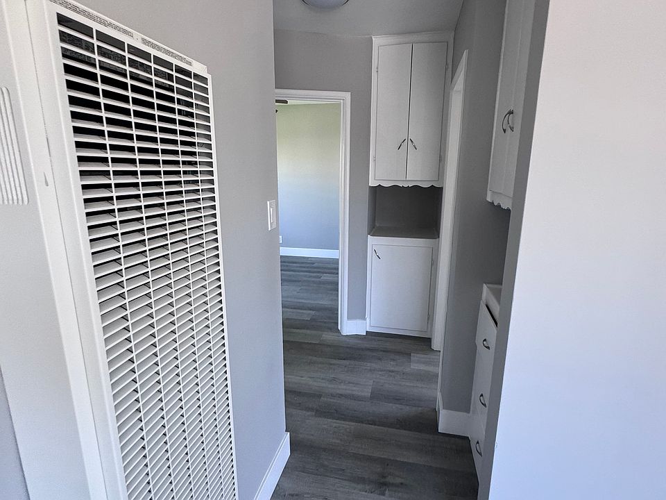 HALLWAY
CABINETS
