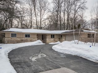 2231 W Acacia Rd, Glendale, WI 53209