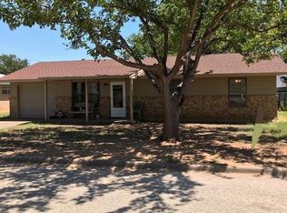 702 N Charles St, Seymour, TX 76380