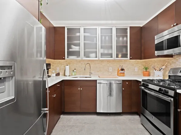 232 Pavonia Avenue image 7 of 9