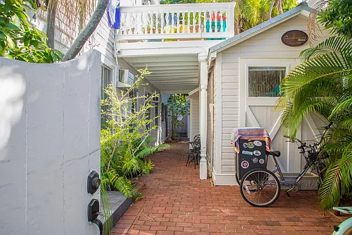 327 Margaret St Photo 1