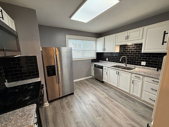 3rd image of 910 E 2nd St