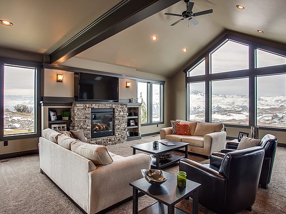 Great Room w/ Gas Fireplace