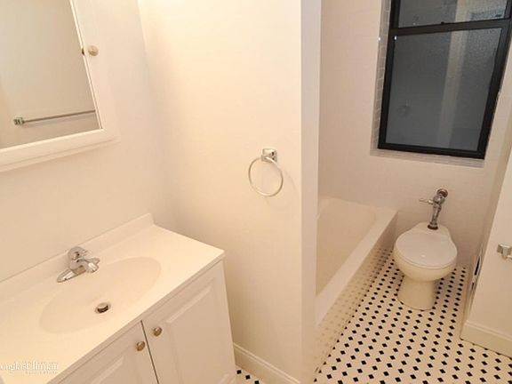 5th image of 347 W 55th St APT 1E