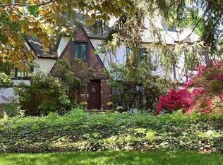 4 Avalon Rd, Great Neck, NY 11021