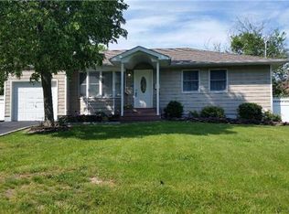 27 Bartley Ln, West Sayville, NY 11796