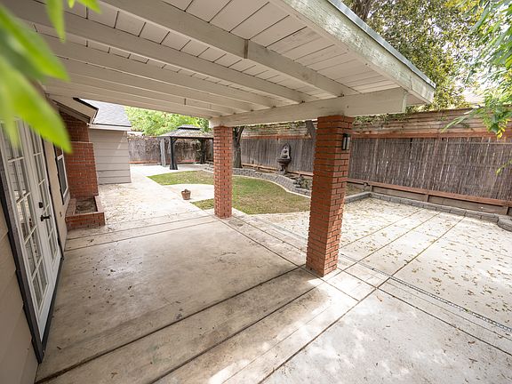 3rd image of 409 E Muncie Ave