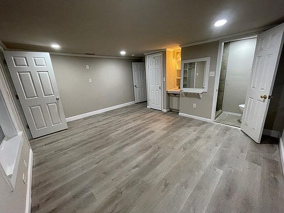 4th image of 1050 Desoto St