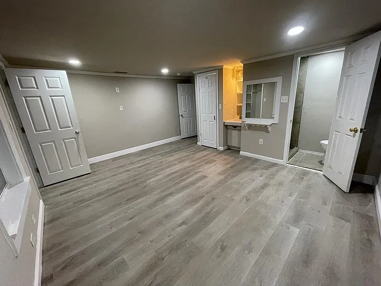 1050 Desoto St — Photo 2