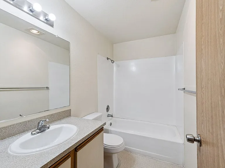 University Court Apartments — Photo 18
