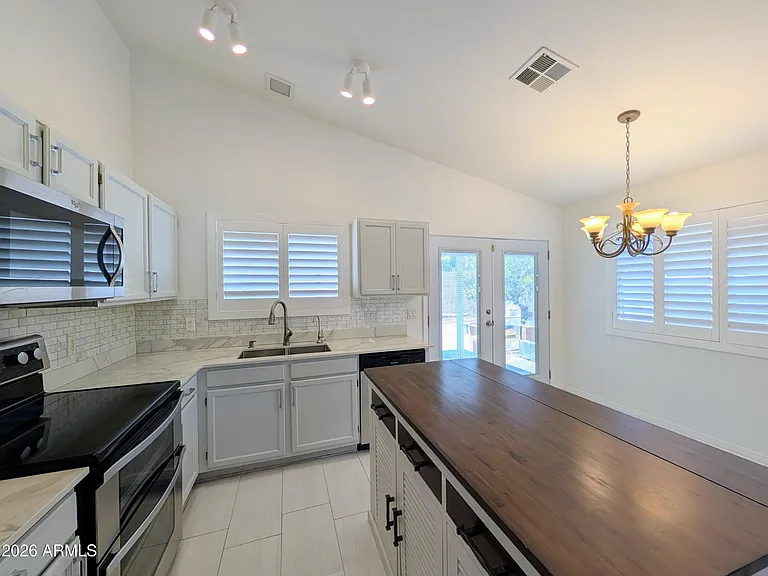 2824 W Angela Dr — Photo 22