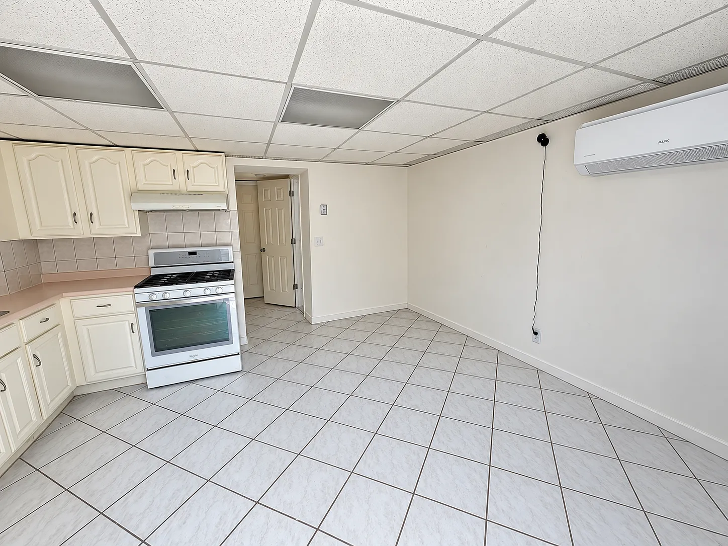 Studio, 250 sqft, $1,300 — Photo 2