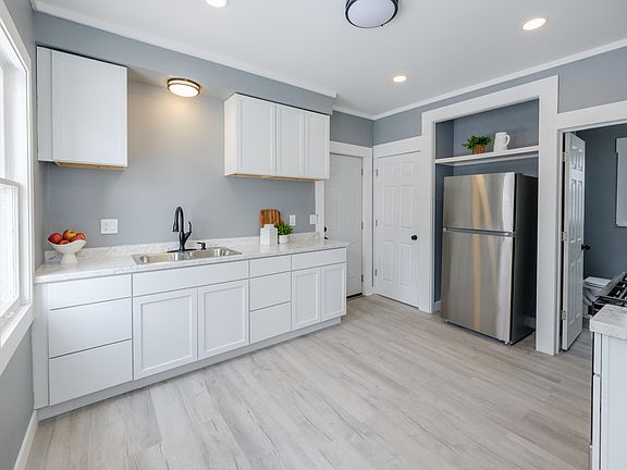 2nd image of 915 Hays Park Ave