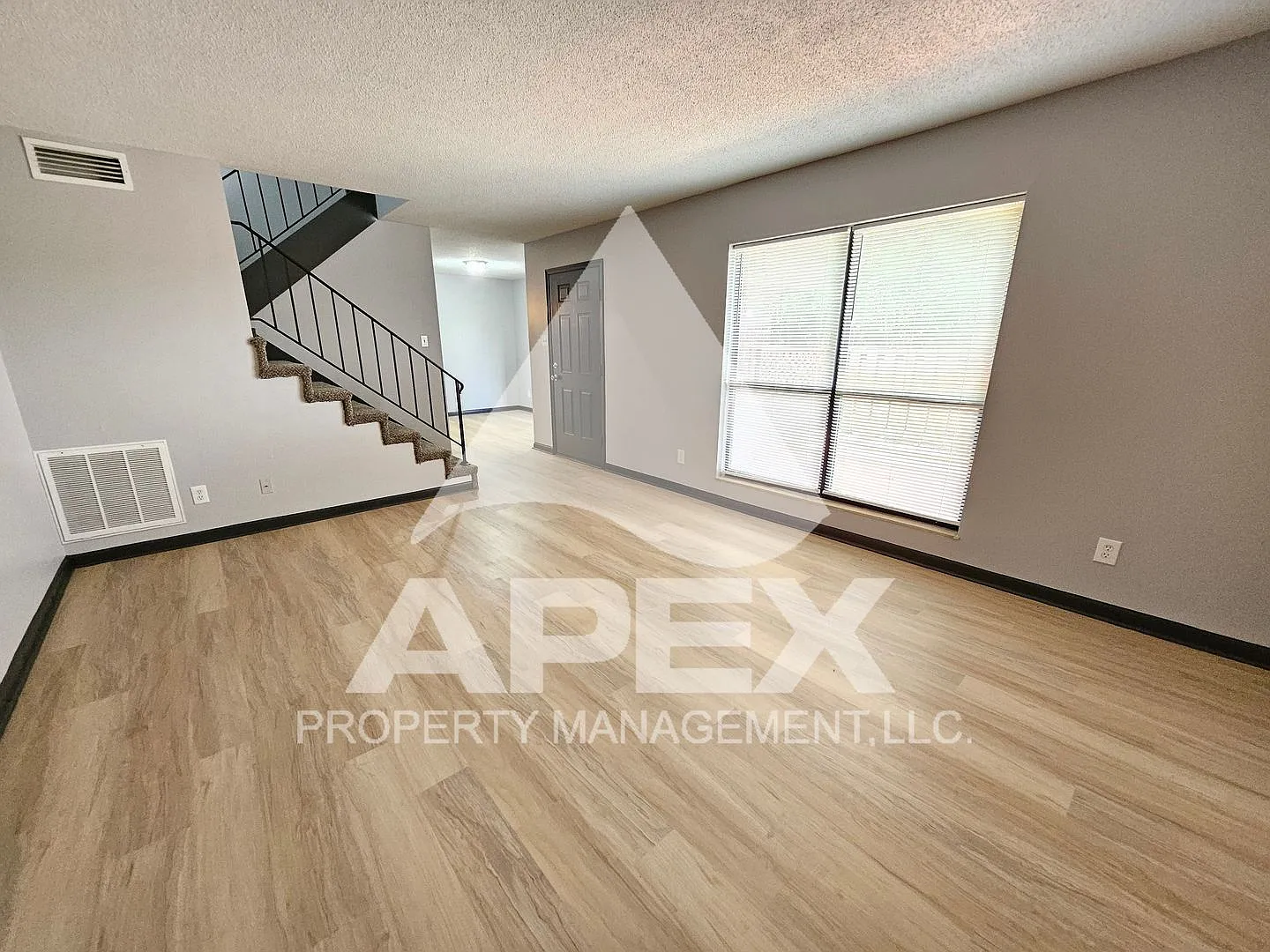 504 Cedartop Lane — Photo 4