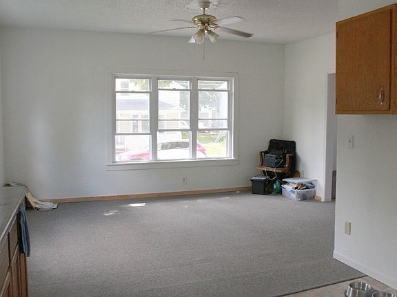 4th image of 715 Stuart St