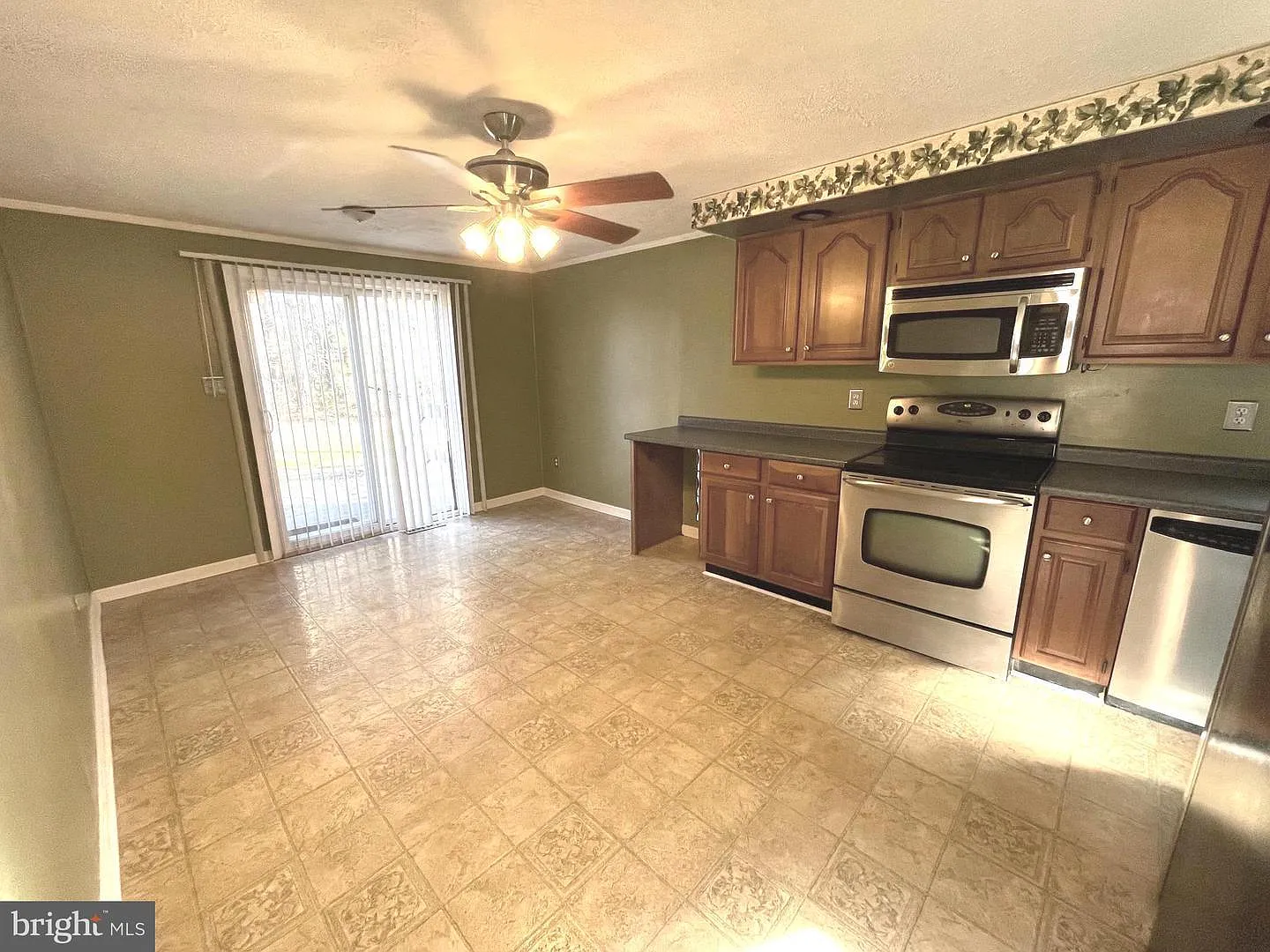 3 bed, 1050 sqft, $1,900 — Photo 3