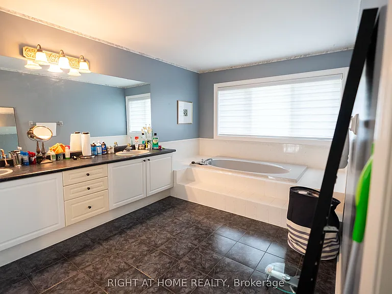 2427 Erin Centre Blvd — Photo 17