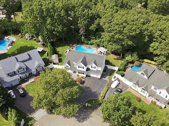 2nd image of 5 Aspatuck Court