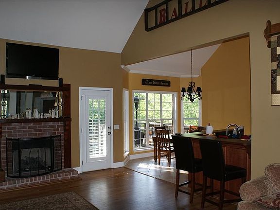 Living/Kitchen Area