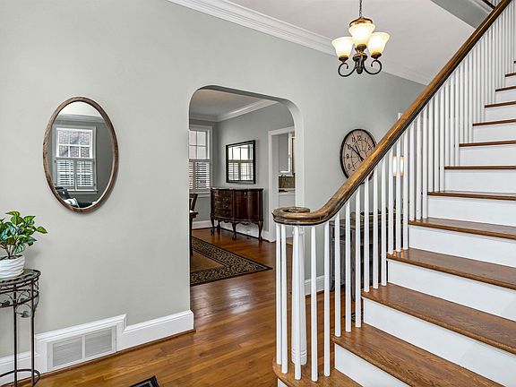 4th image of 2423 Wilmot Ave
