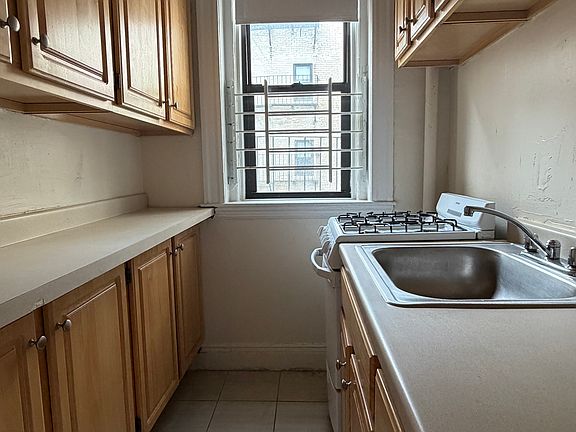 4th image of 1144B Commonwealth Ave #25