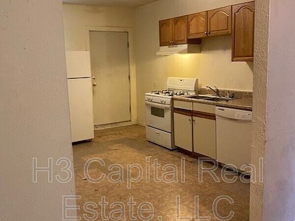 5th image of 2222 Benton St #A