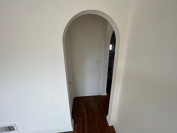 5th image of 1206 W White Oak St #3