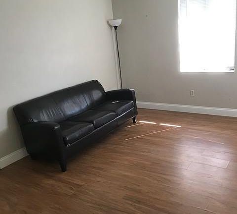 3rd image of 943 Garden Dr