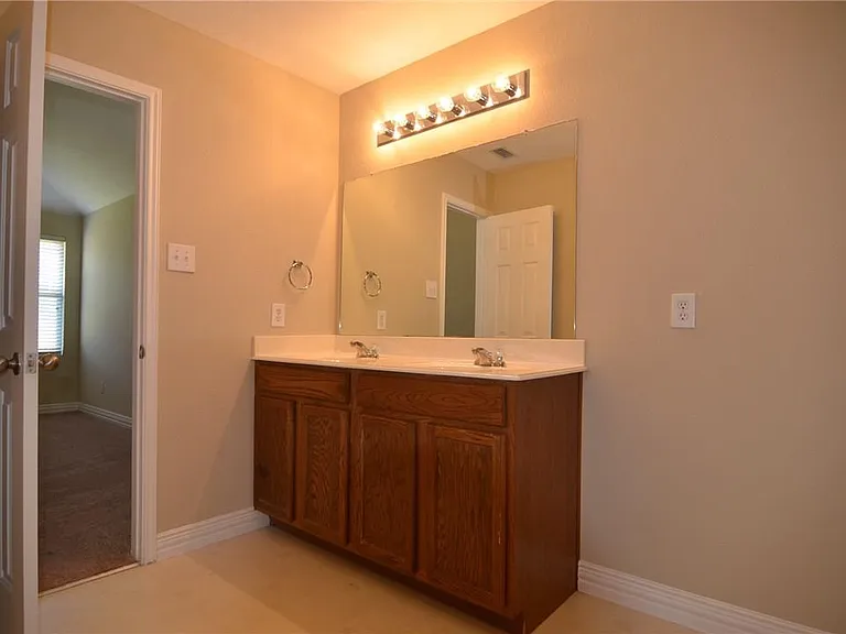 913 Fleming St — Photo 8