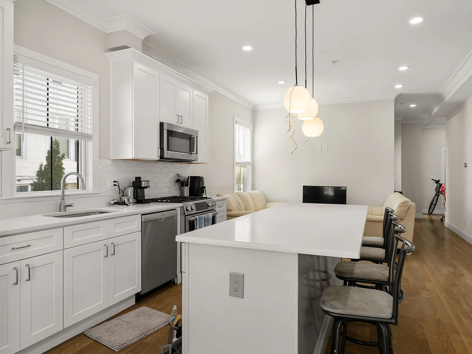 5 bed, 2200 sqft, $8,000 — Photo 2