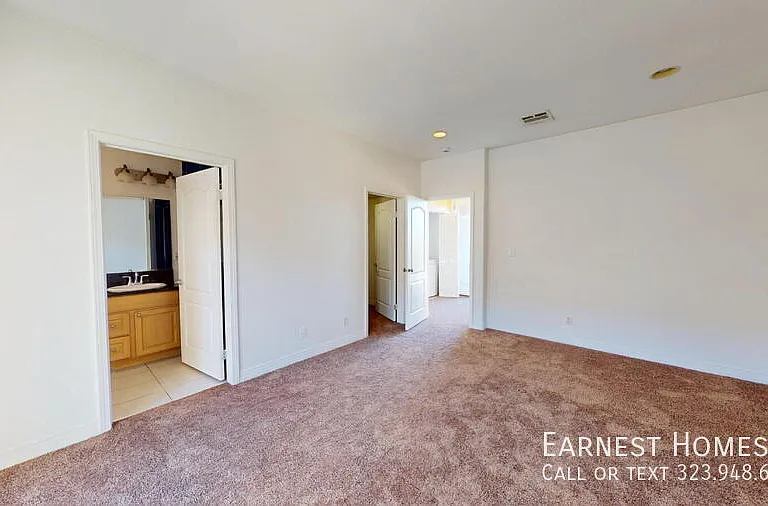 11622 Oxnard St — Photo 23