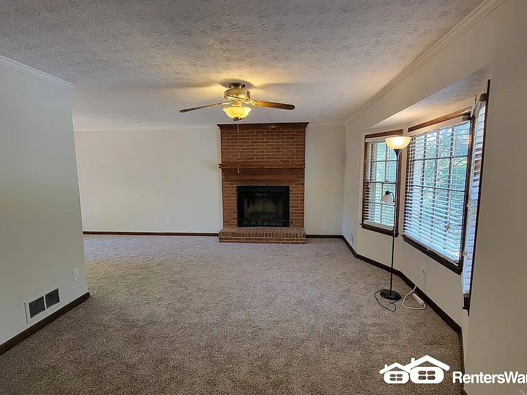 2532 Mistletoe Ln — Photo 3