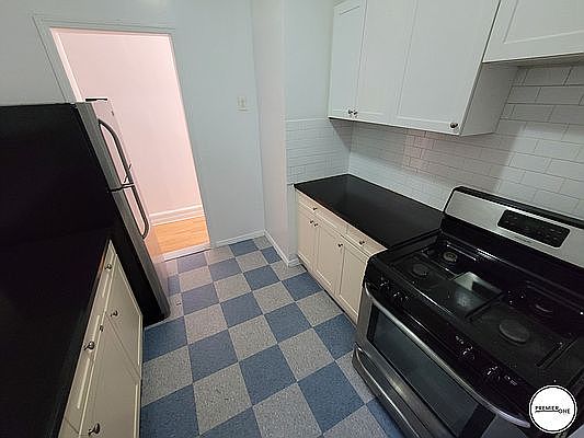 3rd image of 156 W 141st St #36