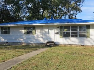 913 E Center St, Benton, IL 62812