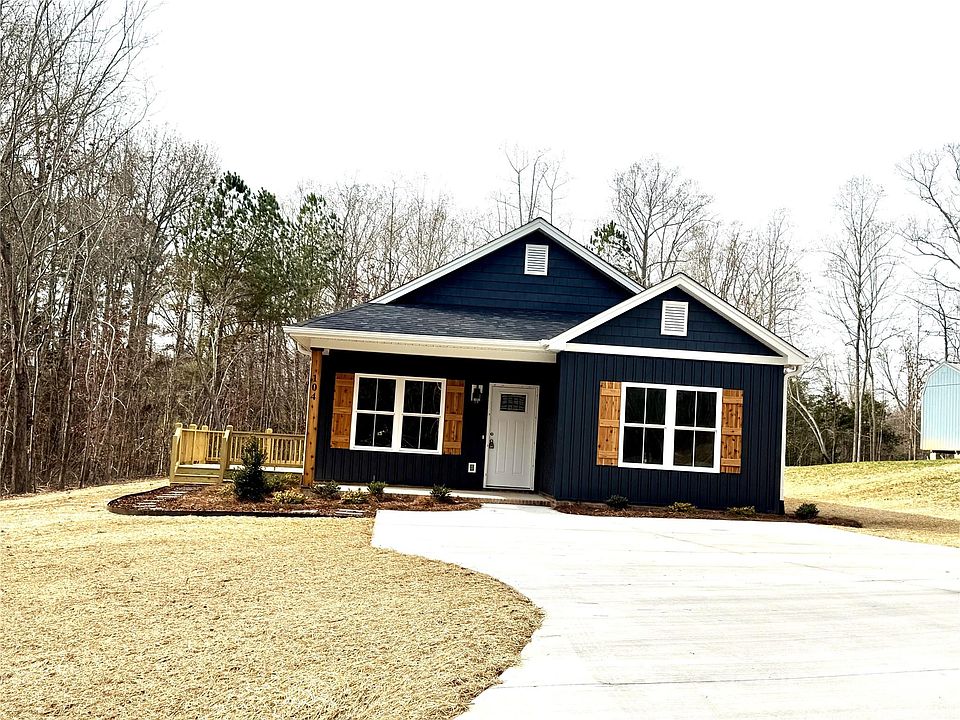 2nd image of 104 Lakeside Dr