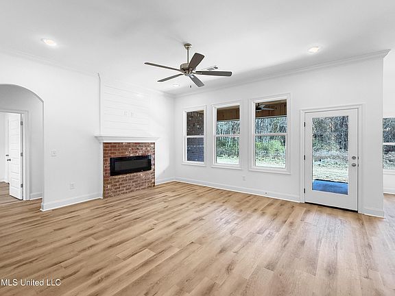 5th image of 211 Anderson Oaks Dr