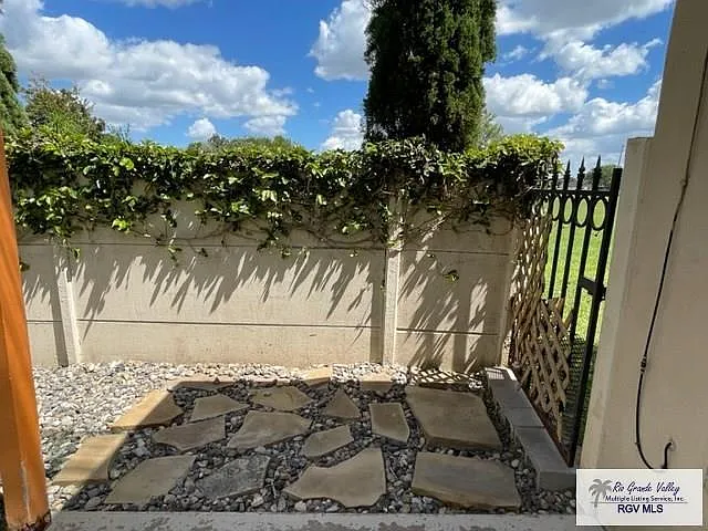 3 bed, 2.5 bath, 1975 sqft, $1,900 — Photo 2