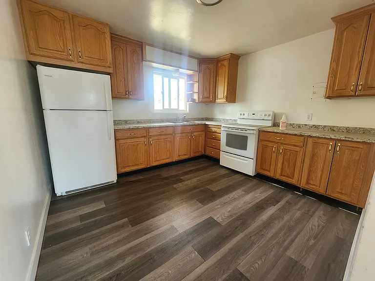 205 E 5th St #4 — Photo 3