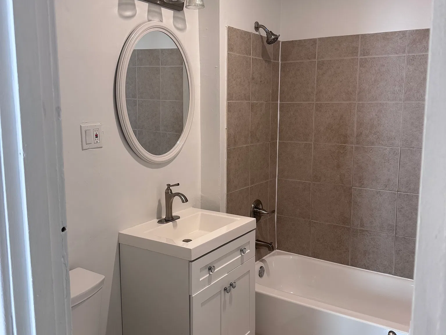 2 bed, 1.0 bath, 3588 sqft, $1,700 — Photo 4