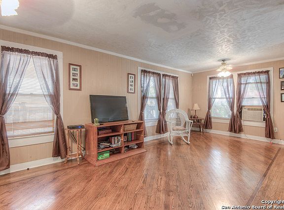 4th image of 2138 Cincinnati Ave
