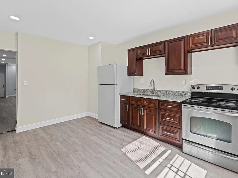 1669 N Milton Ave — Photo 7