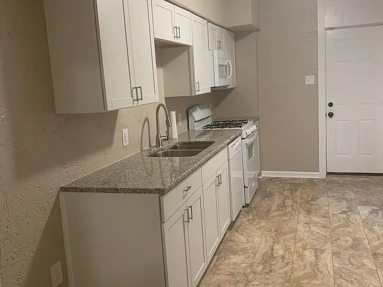 525 E Philadelphia St — Photo 8