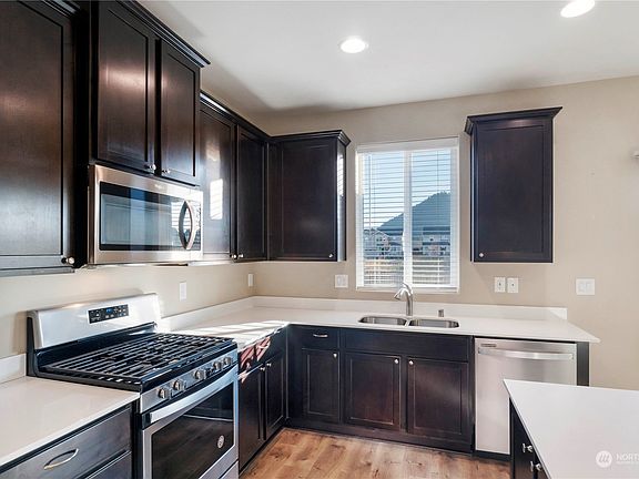 5th image of 528 Petersen Dr E