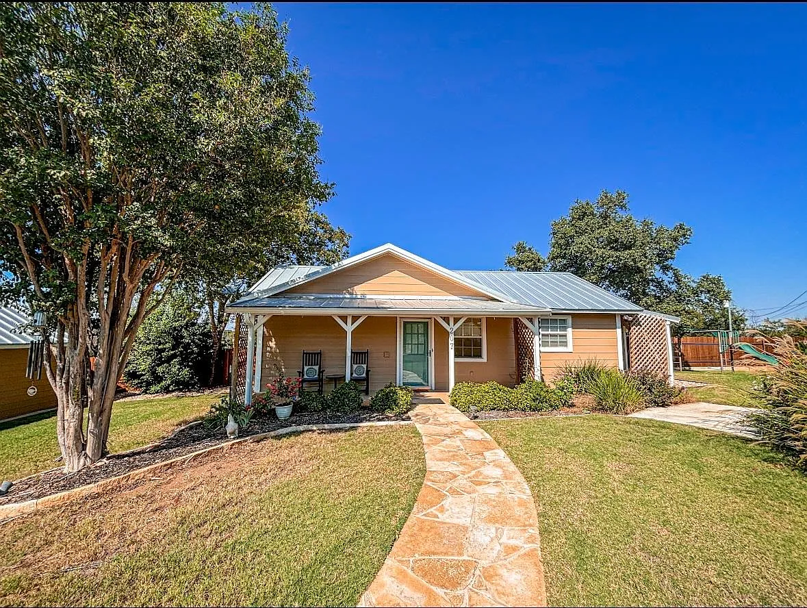 2 bed, 1.0 bath, 720 sqft, $1,200 — Photo 1