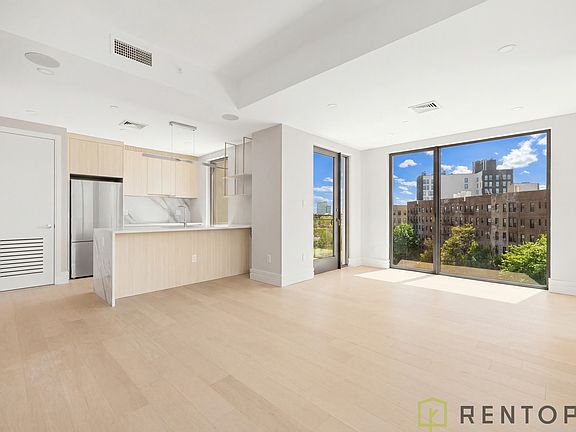 5th image of 960 Franklin Ave #423